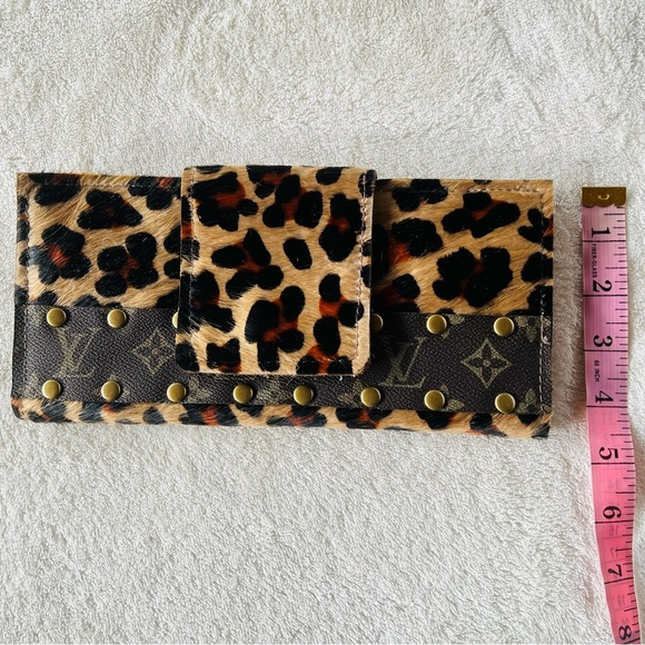 UPCYCLED COW HAIR LEOPARD PRINT LEATHER LONG BI-FOLD WALLET CLUTCH - Picture 9 of 12